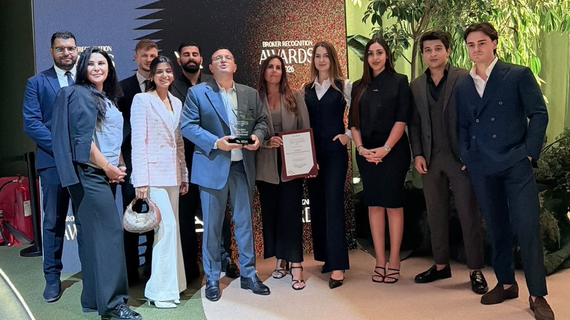 Antonio con il team di Madely Properties sul palco dei Broker Recognition Awards 2024, premio e targa in mano